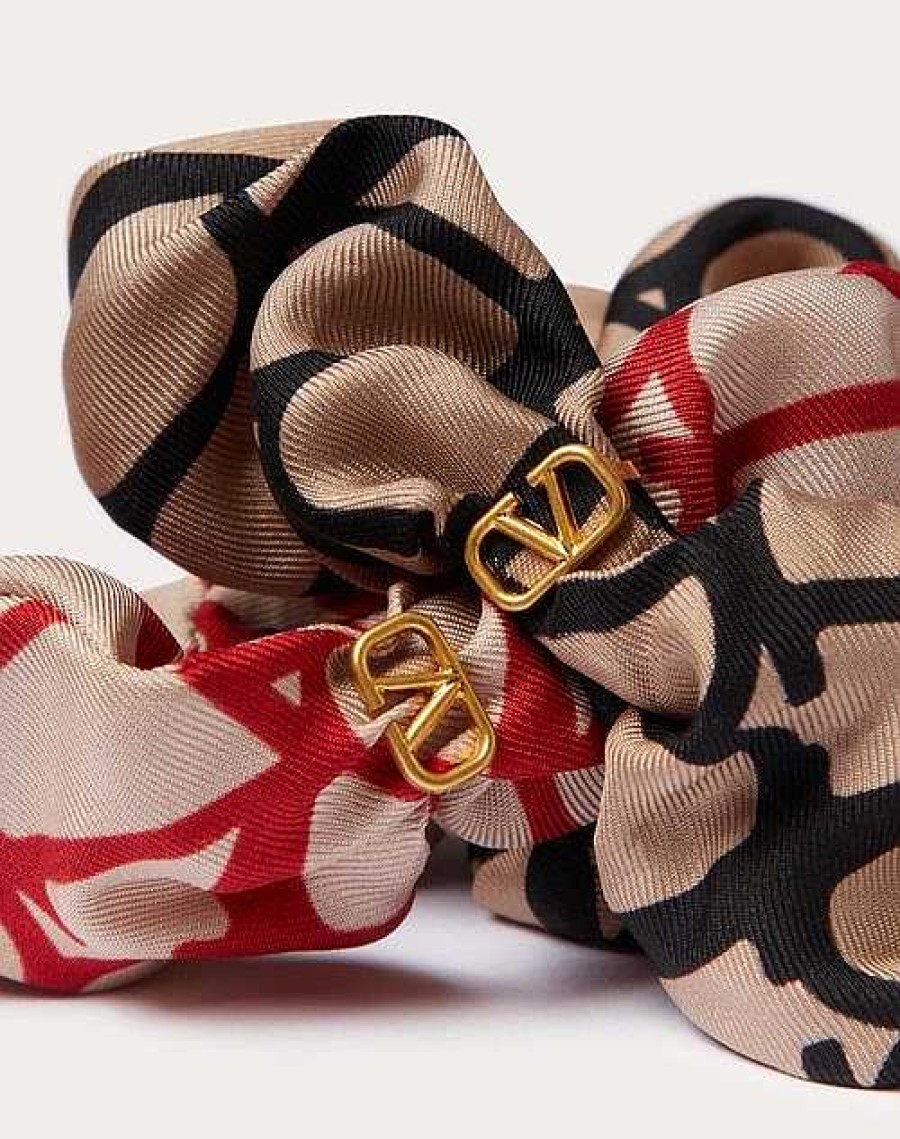 Valentino Toile Iconographe Scrunchies Set In Silk With Vlogo Applique | Hair Accessories